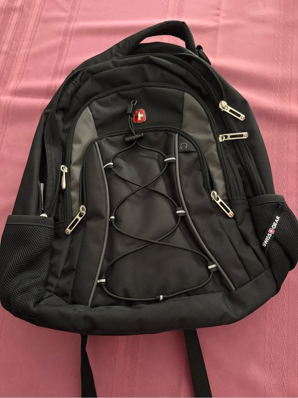 SwissGear NWOT Backpack 3 separate Pockets 17